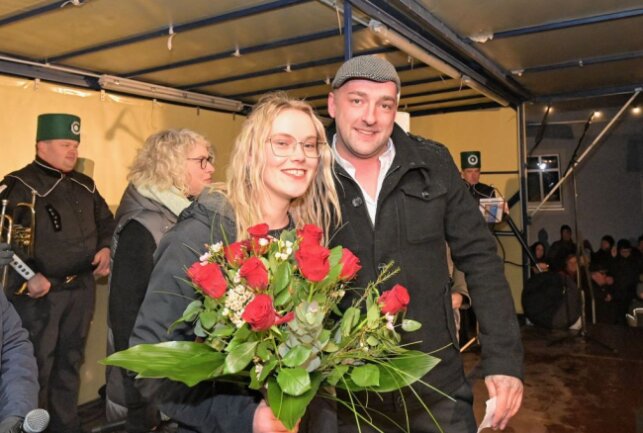 Im Erzgebirge sind die weihnachtlichen Lichter ausgegangen - Andre Hüllmann (re.) hat einer Freundin Sarah Siegel im Rahmen der Lichtmeß in Zwönitz einen Heiratsantrag gemacht. Foto: Ralf Wendland