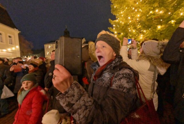 Im Erzgebirge sind die weihnachtlichen Lichter ausgegangen - Zu Lichtmeß sind auch immer Gäste von weiter her in Zwönitz - so auch Gabi Reips aus Chemnitz, die mit Begeisterung dabei ist. Foto: Ralf Wendland