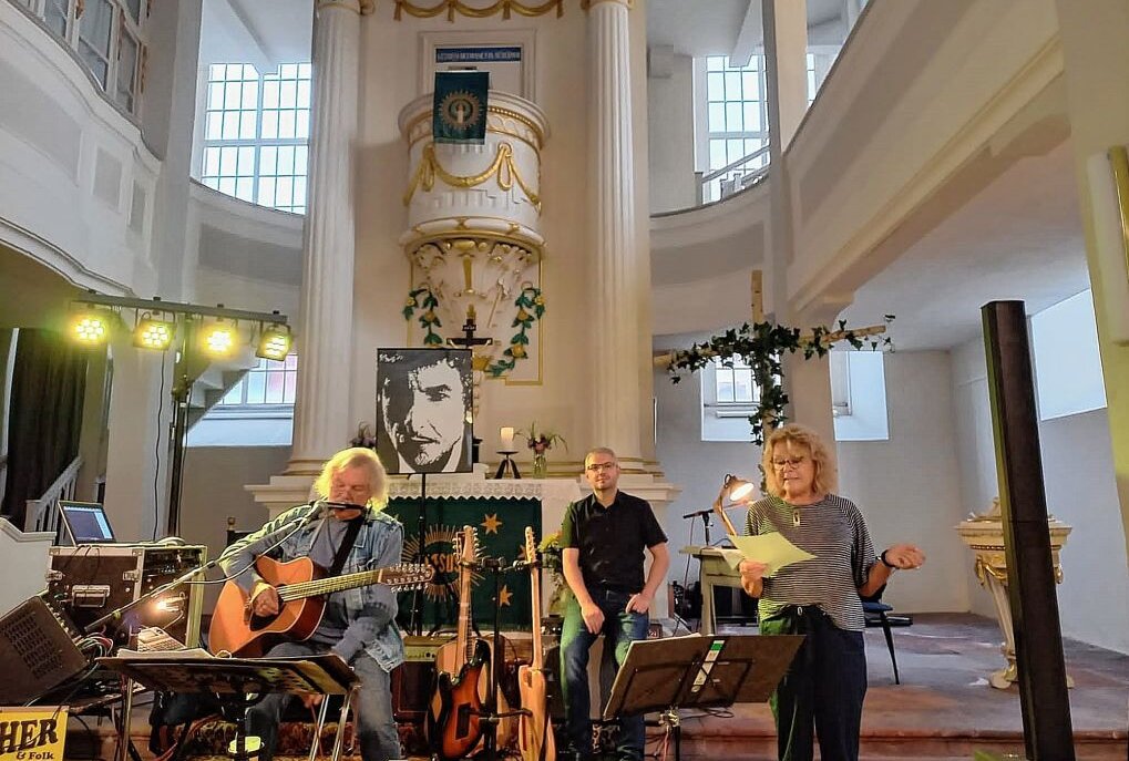 Im Festsaal von Schloss Rochsburg wird es musikalisch - Bei einem früheren Konzert: Fischer & Folk mit Hannelore Gruner-Sturm. Foto: Wiegand Sturm/Archiv