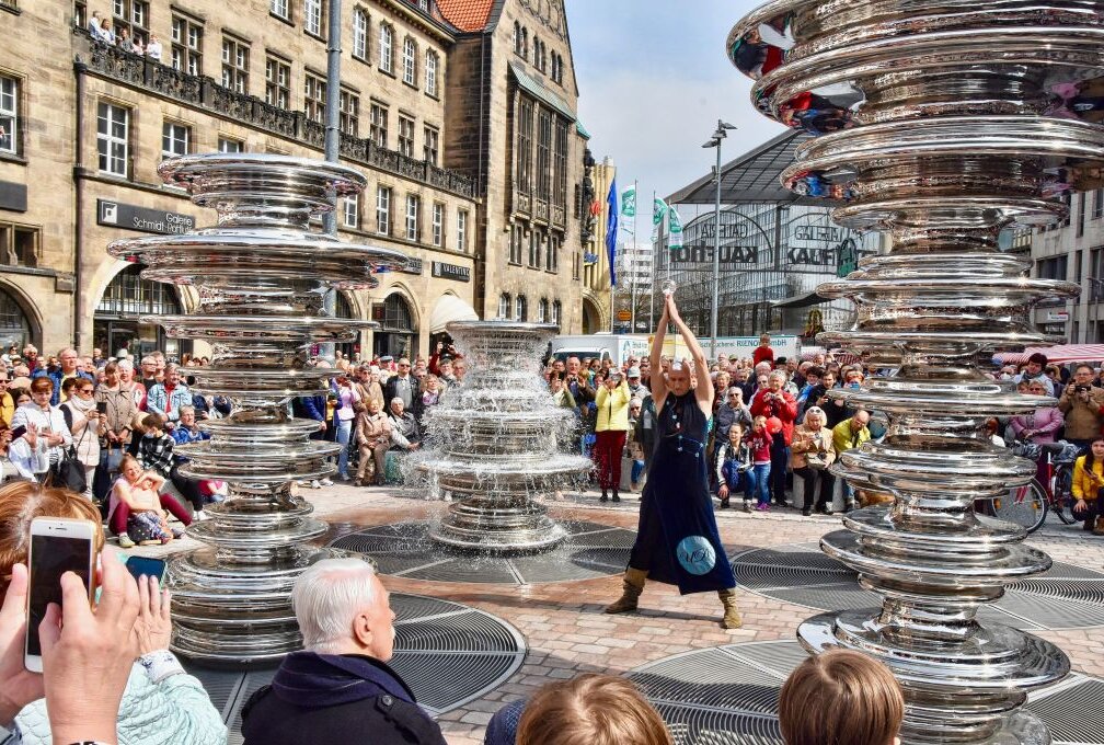 Im Herzen der City sprudelt es wieder - Vor genau einem Jahr wurde der neue Marktbrunnen eingeweiht. Foto: Steffi Hofmann