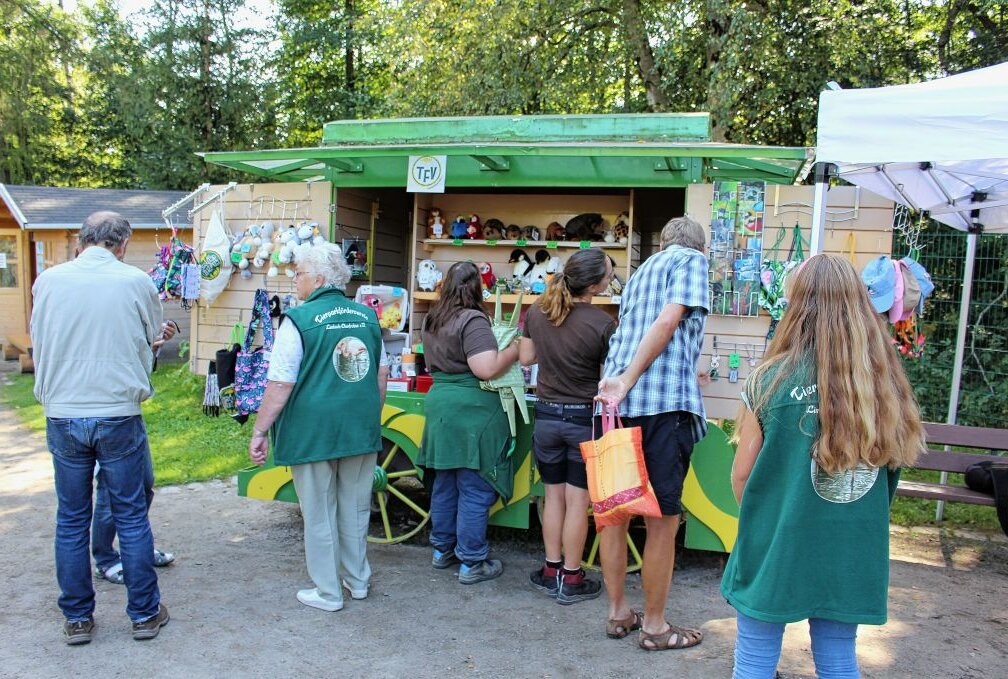 Beim Kinderfest im Tierpark kann man auch wieder im mobilen Zoo-Shop stöbern. Foto: A.Büchner