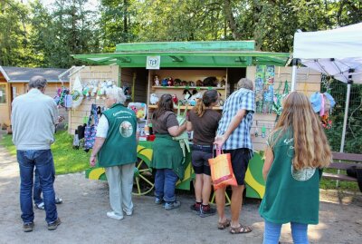 Im Limbacher Tierpark ist im September einiges los - Beim Kinderfest im Tierpark kann man auch wieder im mobilen Zoo-Shop stöbern. Foto: A.Büchner