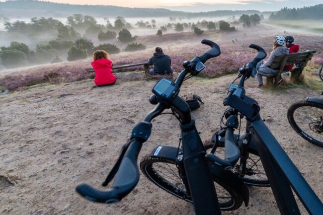 Im Norden gibt es die meisten Elektrofahrrad-Besitzer - Teilnehmer einer E-Bike-Safari genießen den Sonnenaufgang in der Lüneburger Heide.