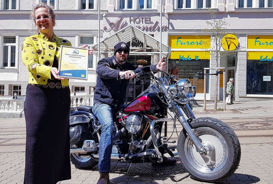 Im Plauener Hotel Alexandra sind Motorradfahrer willkommen - Stolz präsentiert Alexandra Glied das Gütesiegel "Motorradfreundlicher Hotelbetrieb". Foto: Karsten Repert