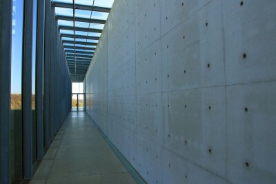 Im Rheinland gibt es Kunst in der Raketenstation - Faszinierende Klarheit: Glas und Beton dominieren das Gebäude der Langen Foundation, entworfen von Tadao Ando.