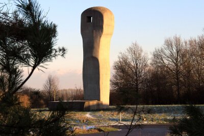 Im Rheinland gibt es Kunst in der Raketenstation - Im Kulturraum Hombroich imponiert auch diese Betonskulptur des Bildhauers Eduardo Chillida.