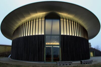 Im Rheinland gibt es Kunst in der Raketenstation - Spannende Architektur: die Skulpturenhalle der Thomas-Schütte-Stiftung.