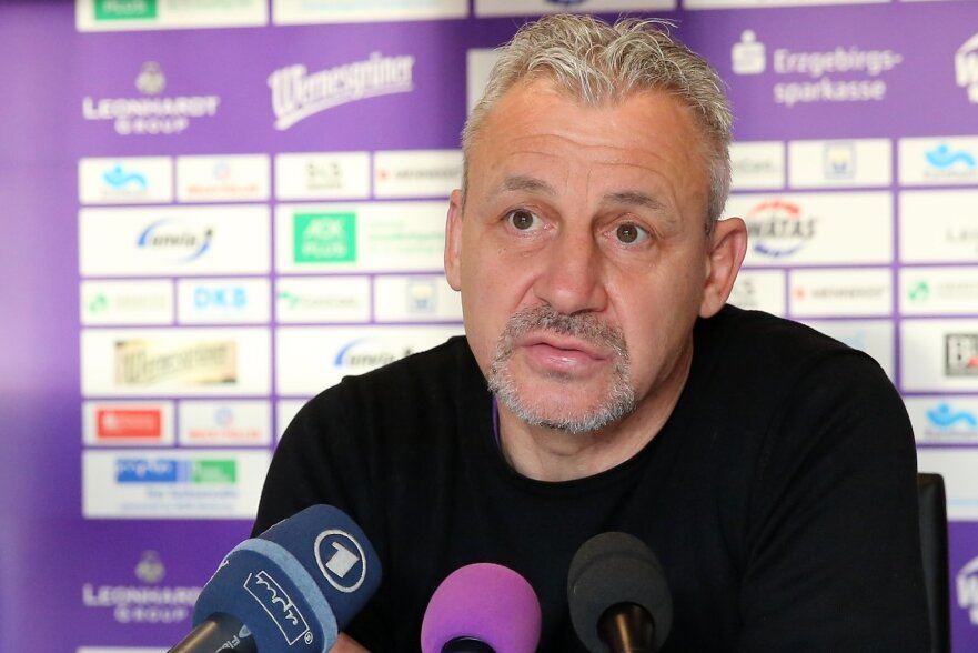 Veilchen-Präsident Helge Leonhardt stellte Pavel Dotchev als neuen Cheftrainer vor.