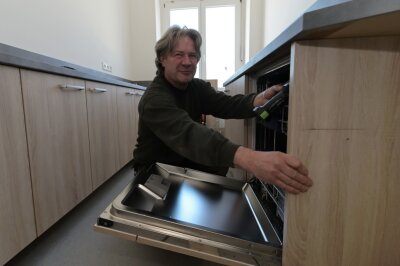 Im Schneeberger Rathaus laufen noch Baumaßnahmen - Siegfried Dittrich von der Firma Hummer aus Schneeberg ist gerade mit dem Aufbau einer Küche beschäftigt.