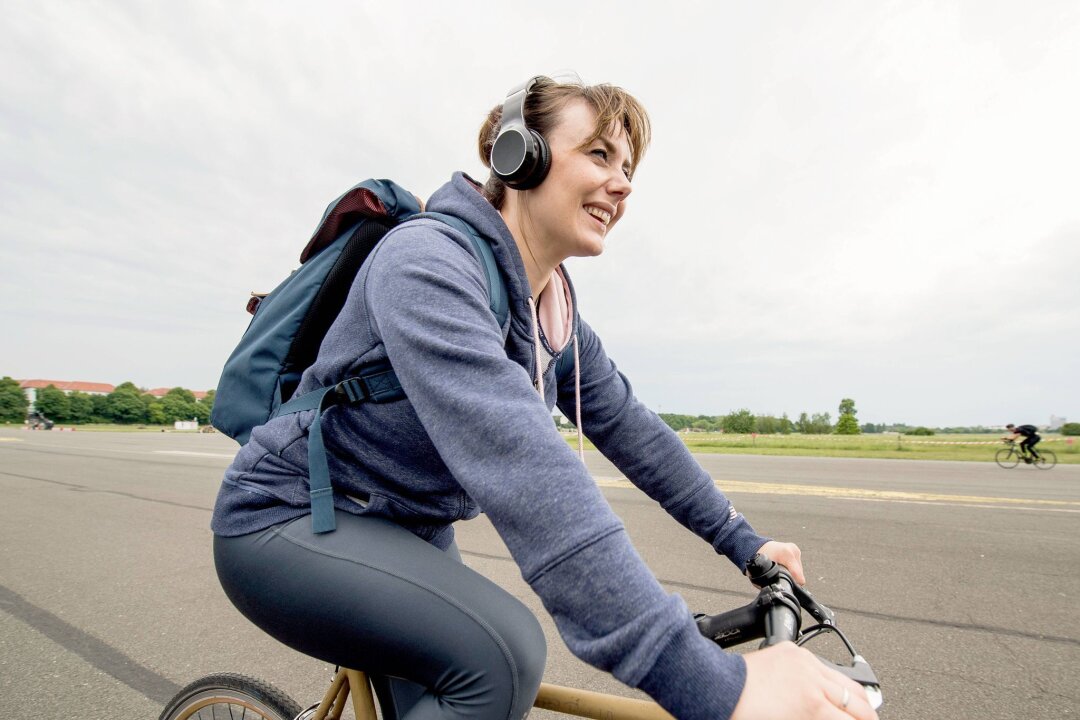 Im Straßenverkehr nicht von Kopfhörer-Musik ablenken lassen - Das Tragen von Kopfhörern im Straßenverkehr ist nicht grundsetzlich verboten, birgt jedoch ein erhöhtes Unfallrisiko, da Umgebungsgeräusche weniger gut wahrgenommen werden können.