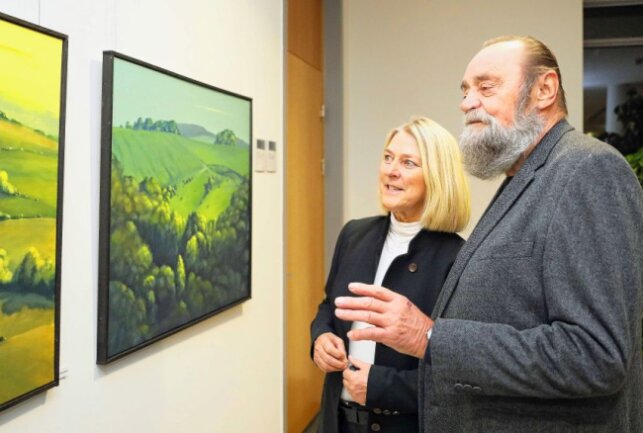 Im Werdauer Landratsamt bleibt die Kunst erhalten - Jürgen Szajny und Anke Grießbach diskutieren über in der Galerie ausgestellte Landschaften aus der Wildenfelser Ecke. Foto: Th. Michel