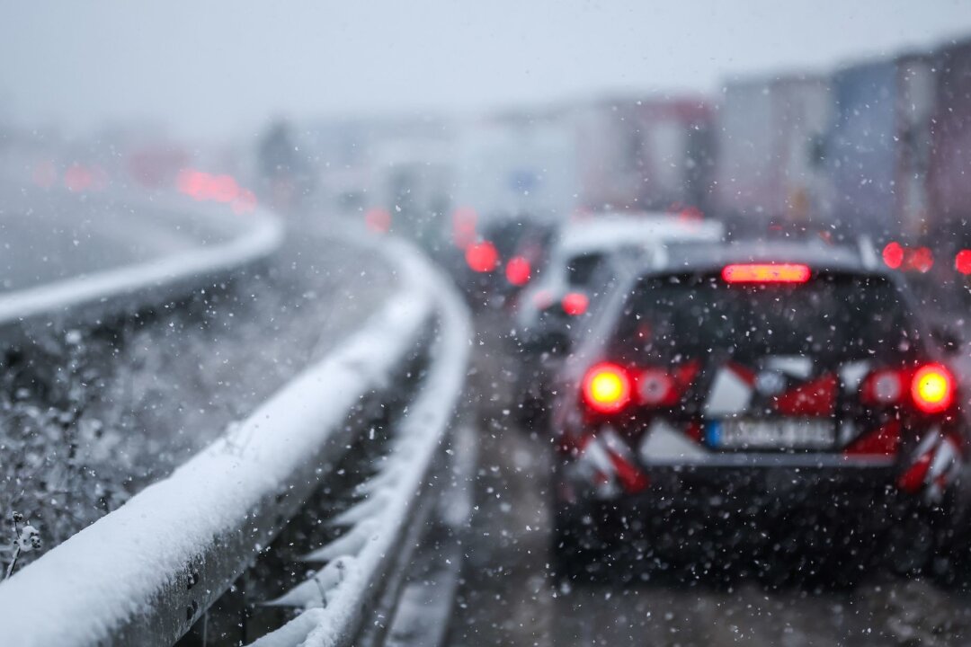 Im Winterstau: Tipps für E-Autos und Verbrenner - Während der Wintermonate steigt der Energieverbrauch von E-Autos um 20-30 Prozent.