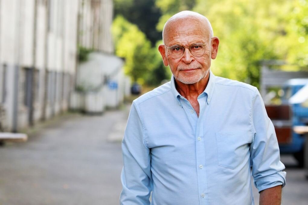 Der langjährige Marathon-Läufer und passionierte Tischtennis-Spieler Günter Wallraff hat sich gut gehalten. RTL ehrt ihn zu seinem 80. Geburtstag.