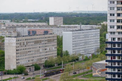 Immer mehr DDR-Wohnblöcke unter Denkmalschutz - Blick auf einen leerstehenden DDR-Wohnblock (l) im Plattenbaugebiet Halle-Neustadt in Halle/Saale.