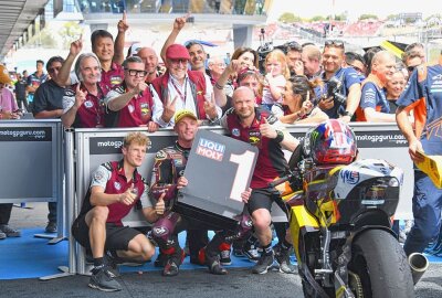 Immerhin WM-Punkte für Deutsche in Spanien - Sam Lowes und sein Team feierten den Sieg im Rennen der Moto2. Foto: Thorsten Horn