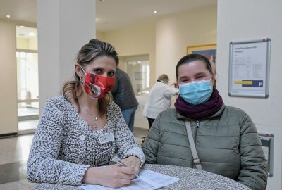 Impfaktionen in der Region laufen gut - Corina Klose, Chefarztsekretärin am Helios Klinikum Aue (li.) hat die Impfwilligen, wie Katja Günther am Eingang empfangen. Foto: Ralf Wendland