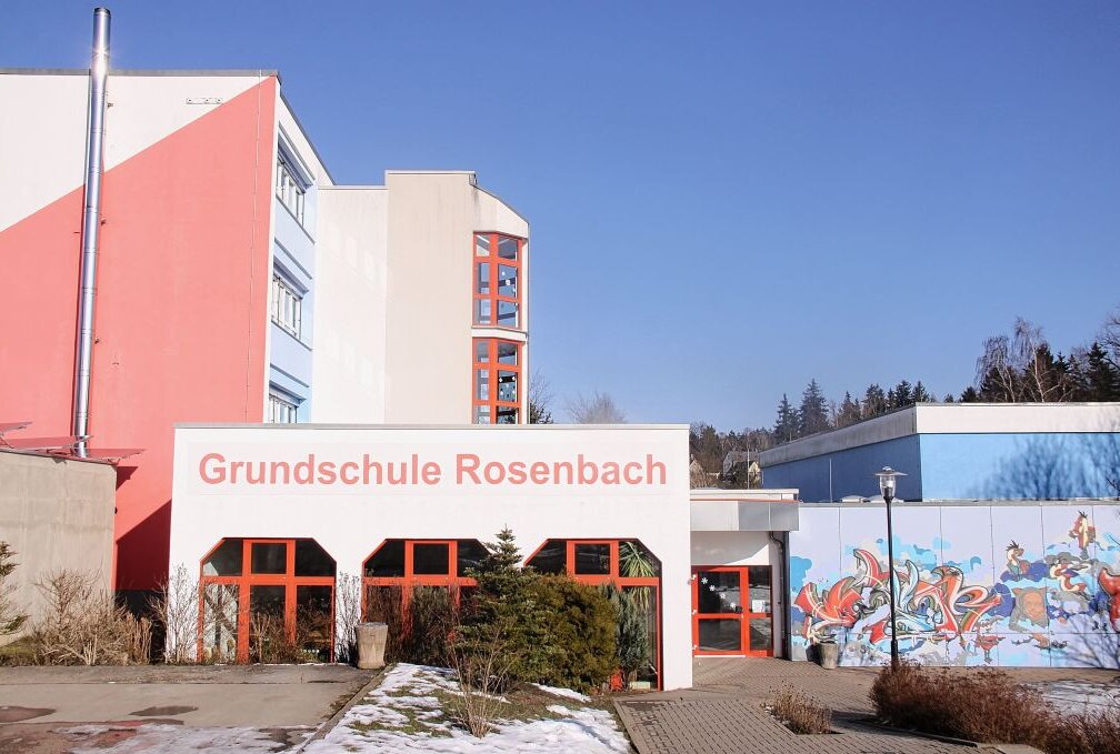 An der Grundschule Rosenbach ist der Impfbus drei tage lang stationiert. Foto: Simone Zeh