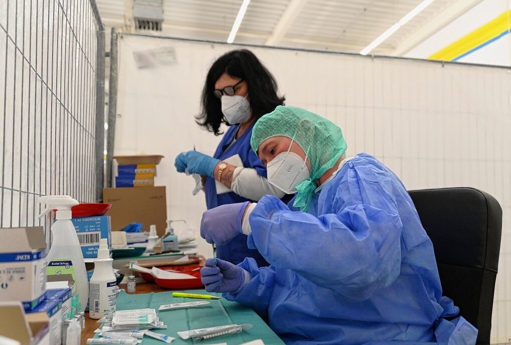 Impfzentrum Erzgebirge in Aue ist eröffnet - Medizinisch-technische Assistentinnen beim Aufziehen von Spritzen im neuen Impfzentrum in Aue. Foto: Ramona Schwabe