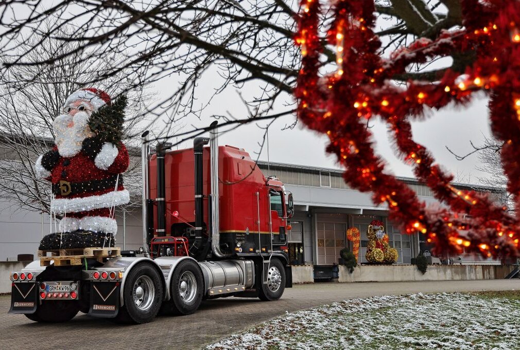 Imposanter Weihnachtstruck rollt durch Rochlitz - Ein amerikanischer Truck vom Forstunternehmen Hoppe aus Colditz mit einem imposanten drei Meter großen LED-Weihnachtsmann war am Nikolaustag in der Muldestadt unterwegs. Foto: Andrea Funke