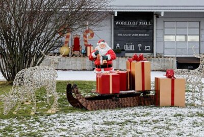 Imposanter Weihnachtstruck rollt durch Rochlitz - Auch auf dem Firmengelände können sich Besucher die spektakulären großen LED-Dekofiguren und einen alten Ford anschauen. oto: Andrea Funke