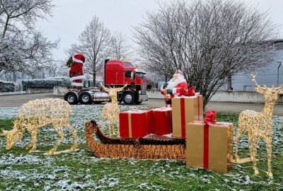 Imposanter Weihnachtstruck rollt durch Rochlitz - Auch auf dem Firmengelände können sich Besucher die spektakulären großen LED-Dekofiguren und einen alten Ford anschauen. oto: Andrea Funke