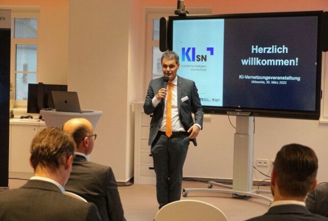 Prof. Leonhard Zintl, Vorstandsmitglied der Volksbank Mittweida, begrüßt die Teilnehmer zum ersten KI-Vernetzungstreffen in Sachsen. Foto: Sabine Pfeiffer