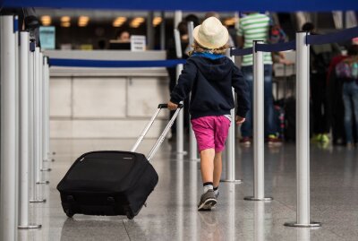 In 8 Schritten zu einem erholsamen Urlaub mit Kindern - Mit genug Beschäftigung im Handgepäck wird der Flug für Kinder einfacher.