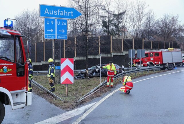 In Ausfahrt verschätzt: Schwerer Unfall bei Ottendorf-Okrilla - Auf der A4 kam es heute bei Ottendorf-Okrilla zu einem schweren Unfall. Foto: Roland Halkasch
