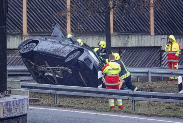 In Ausfahrt verschätzt: Schwerer Unfall bei Ottendorf-Okrilla - Auf der A4 kam es heute bei Ottendorf-Okrilla zu einem schweren Unfall. Foto: Roland Halkasch