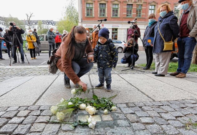 Heute werden in Chemnitz 27 Stolpersteine an 13 Orten verlegt. Die Stolpersteine sollen an Menschen erinnern, die Gräueltaten von Nazis ausgesetzt waren. Foto: Harry Haertel