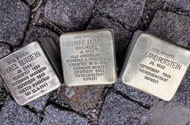 Heute werden in Chemnitz 27 Stolpersteine an 13 Orten verlegt. Die Stolpersteine sollen an Menschen erinnern, die Gräueltaten von Nazis ausgesetzt waren. Foto: Harry Haertel