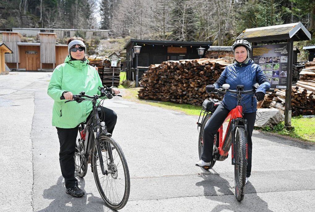 Grit Klüwer (li.) und Angela Leischker aus Schwarzenberg hat eine Radtour gemacht und diese führte auch an der Schauköhlerei in Sosa vorbei. Foto: Ralf Wendland