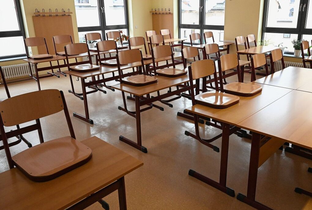 In der Schulen des Erzgebirgskreises sind die Stühle hochgestellt - In den Schulen des Erzgebirgskreises sind die Stühle hochgestellt - wie hier an der Oberschule in Lößnitz. Foto: Ralf Wendland
