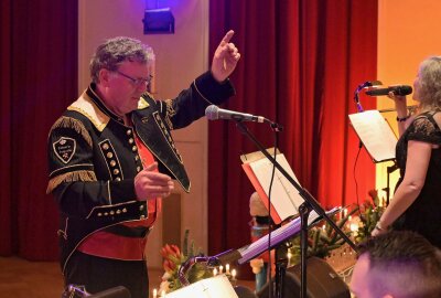 In der Stadthalle Oelsnitz: Musiker sorgen für Weihnachtsstimmung - Die Oelsnitzer Blasmusikanten haben mit ihren Weihnachtskonzert das Publikum begeistert. Foto: Ralf Wendland
