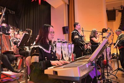 In der Stadthalle Oelsnitz: Musiker sorgen für Weihnachtsstimmung - Die Oelsnitzer Blasmusikanten haben mit ihren Weihnachtskonzert das Publikum begeistert. Foto: Ralf Wendland