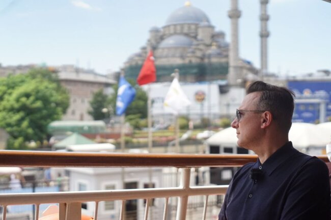 In seiner neuen Sendung "Herr Raue reist" näherte sich Tim Raue unter anderem der Küche Istanbuls.