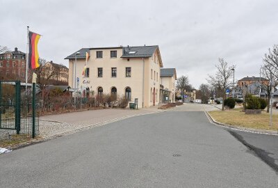In dieser Stadt im Erzgebirge werden jetzt weitere Parkflächen kostenpflichtig - Parkflächen rund um den Bahnhof in Stollberg sollen kostenpflichtig werden. Foto: Ralf Wendland
