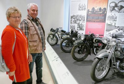 In einem Ikarus auf Zeitreise - Manfred Kahn und Brigit Konieczny aus Plauen beim Besuch des Motorradmuseums auf Schloss Augustusburg. Foto: Andreas Bauer