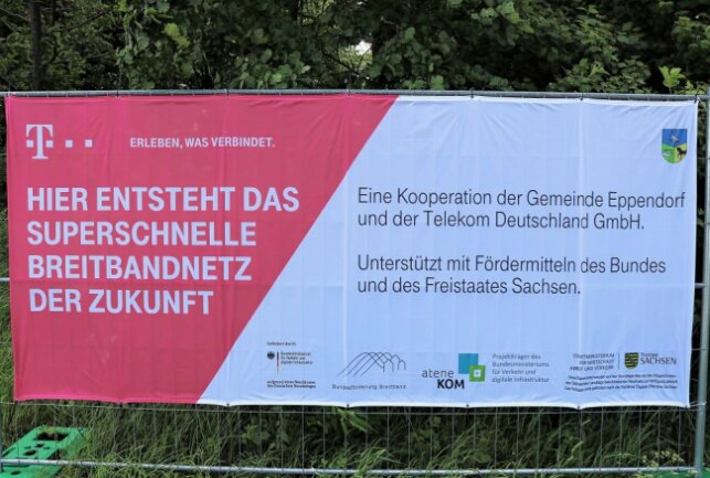 In Eppendorf wird jetzt gerast -  Mit diesen Plakaten wurde im vergangenen Jahr auf den Baustart hingewiesen. Foto: Knut Berger