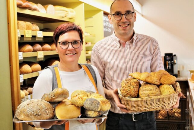 In Erdmannsdorf gibt es wieder frisches Brot und Brötchen - Verkäuferin und Ortschaftsratsmitglied Ines Erler freut sich, dass ihr Chef Michael Einert (r.) in Erdmannsdorf eine Bäckereifiliale eröffnet hat. Foto: Knut Berger