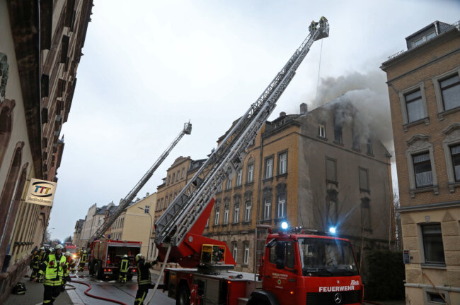 In Flammen: Dachgeschoss eines Mehrfamilienhauses brennt - 