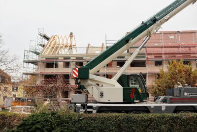 In Gelenau entsteht ein Niedrigenergie-Gebäude - Der neue Dachstuhl ist aufgesetzt. Foto: Ilka Ruck