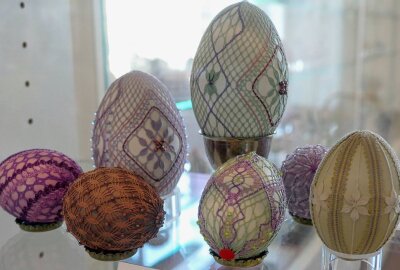 In Gelenau ist jetzt schon Ostern - In erster Linie geht es aber in der diesjährigen Osterschau um Textilien, mit denen Eier gestaltet werden - in diesem Fall durch Klöppelspitze. Foto: Andreas Bauer