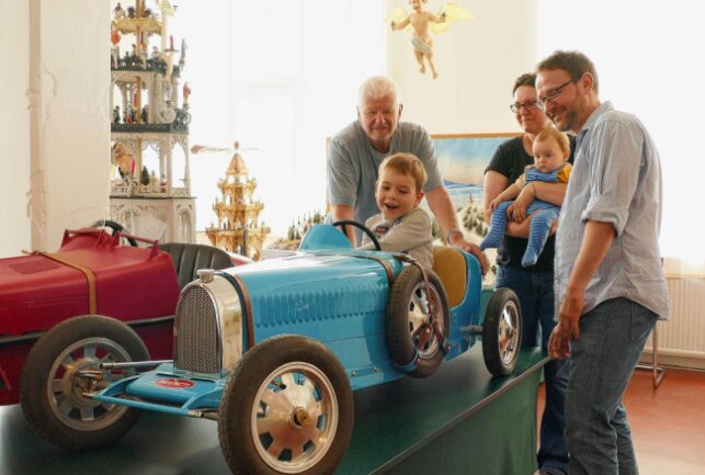 Die Schau in Gelenau vereint Weihnachtsschmuck unter anderem mit Spielzeugautos, die vor allem bei jungen Familien gut ankommen. Foto: Andreas Bauer