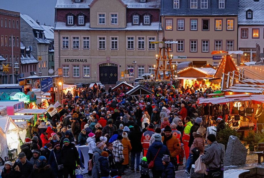 In Hohenstein-Ernstthal ging es heiß her - Trubel auf dem Weihnachtsmarkt am Samstagnachmittag. Foto: Markus Pfeifer