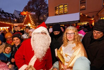 In Hohenstein-Ernstthal ging es heiß her - Der Weihnachtsmann hatte am Sonnabend Verstärkung vom Christkind. Foto: Markus Pfeifer