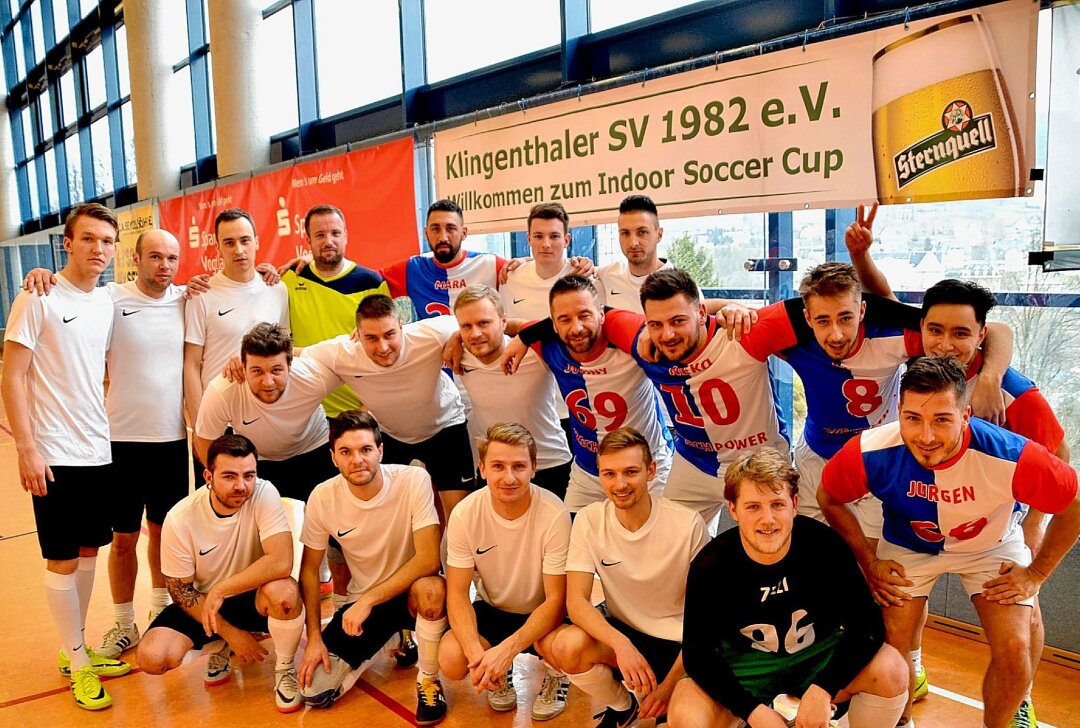In Klingenthal gibt's Budenzauber und Livemusik - Den 24. Indoor Soccer Cup hatte das Team Czech Power (Trikots in Nationalfarben) gegen die Riesenschnauzer Klingenthal (weiße Trikots) mit 2:1 gewonnen. Foto: Karsten Repert