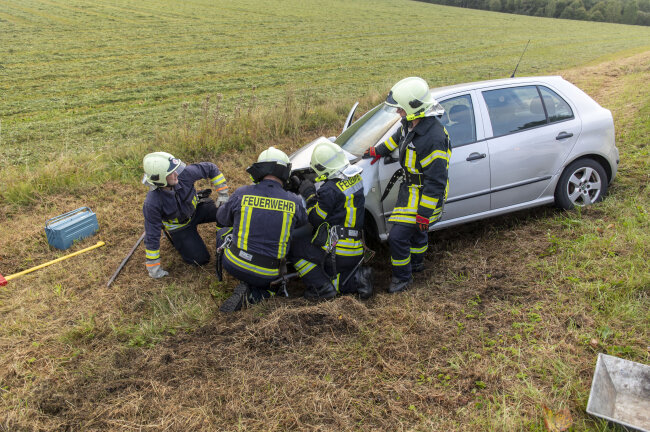 In Königswalde hat's gekracht: Unfallstelle bitte weiträumig umfahren - Vier Autos waren in den Unfall am Mittwochmorgen zwischen Königswalde und Annaberg-Buchholz verwickelt.