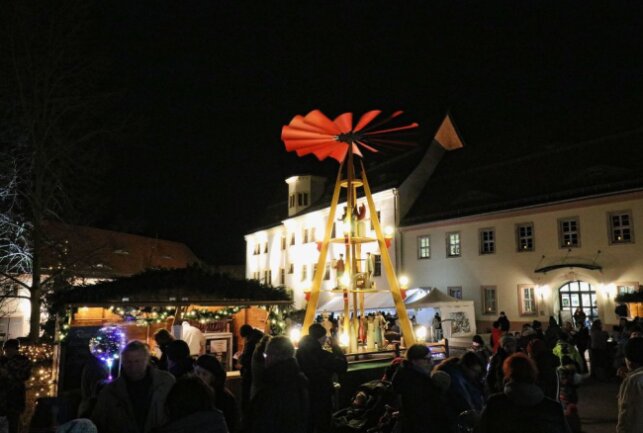In Limbach ist für jeden Geschmack etwas dabei - Der Weihnachtsmarkt findet wieder auf dem Rathaushof statt. Foto: A. Büchner