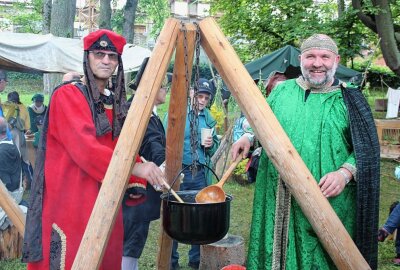 In Marienberg ging zur 500-Jahr-Feier ordentlich die Post ab - Burgherr und Lokator geben persönlich Suppe an die Untergebenen aus. Foto: Jana Kretzschmann